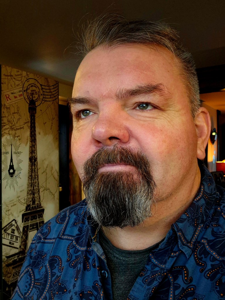 Til daglig jobber jeg i Åpen Omsorg i Båtsfjord. Jeg har utdanning innen helse- og kostholdscoaching, NLP Practitioner og NLP Master Practitioner, og selvsagt HelseCoach. Har skrevet Tankens Kraft – en bok om mental styrke og selvinnsikt.